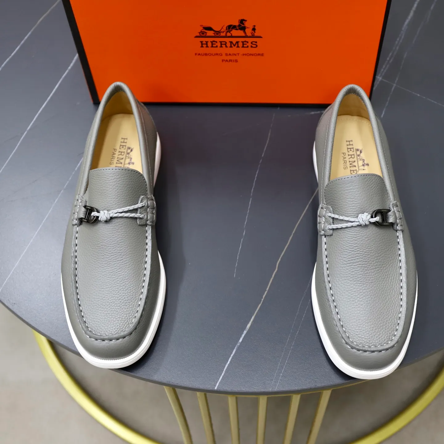 Ex-factory price: 560💰Hermès/Hermès slip-on men's shoes. This shoe is made of imported pebbled cowhide. It has simple and smooth lines and is combined with aerodynamically designed 3CM rubber foam ultra-light soles! Youthful and fashionable, classic H-shaped hardware buckle decoration, calf lining gently wraps the feet, with logo cowhide feet, casual and urban style, highlighting youthful vitality, sports and leisure version, super versatile, code number: 38-39-40-41-42-43-44 standard leather shoe size (45 can be customized but does not support returns)